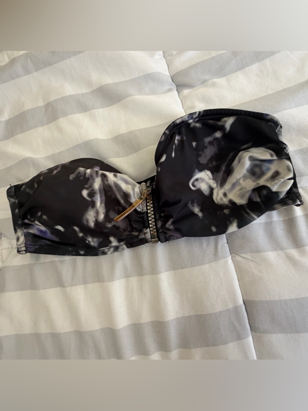 H&M Black Bandeau Bikini Top Ruched Zip Front Size M (US 8) - Picture 2 of 4